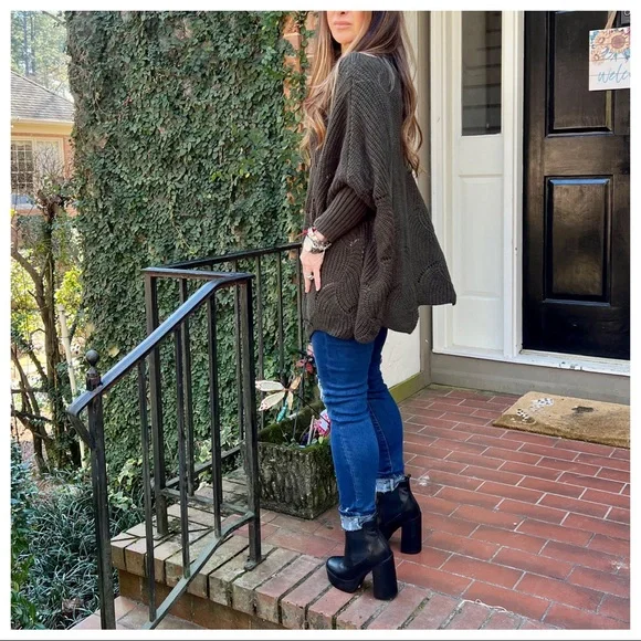 Made in Italy Chic Scallop Hem Loose Fit Sweater - Picture 5 of 8